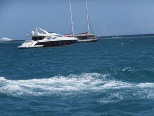 海上飞驰的豪华游艇