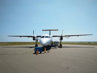 停机坪上的双螺旋桨飞机