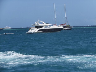 海上航行的豪华游艇