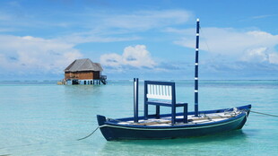 海上小船与远处水上小屋