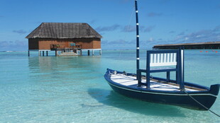 马尔代夫海上小屋与小船