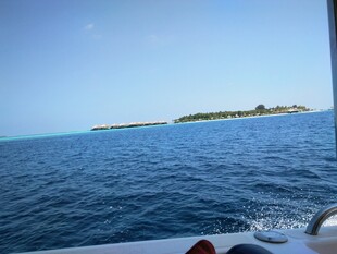 海上远望小岛风光