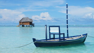 海上孤舟与小屋的静谧景致