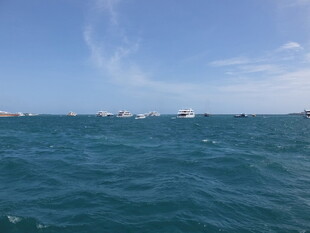 碧海蓝天中的海上船只