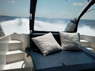 游艇内舒适的休闲区域