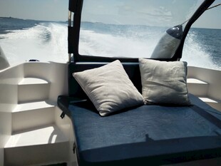 游艇内舒适的休闲区域