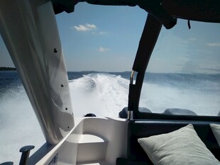 乘船海上破浪惬意时刻