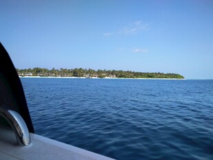 海上视角望远方岛屿风光