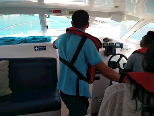 船员协助乘客穿救生衣