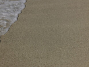 沙滩上的海浪痕迹