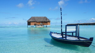 马尔代夫海上小船与水上屋