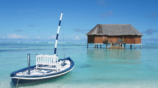 水上小屋旁的精致小船