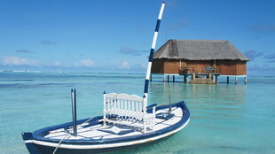 海上小船与水上木屋