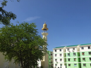 城市中的金色尖顶建筑