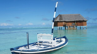 水上小屋旁的白色船只