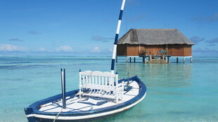 海上小船与水上小屋