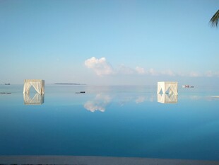 无边泳池中的海天美景