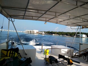 游艇甲板上的开阔海景