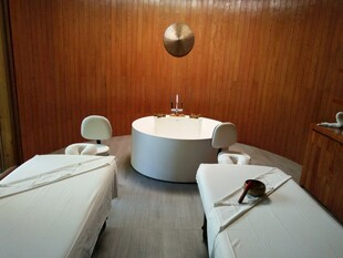 温馨舒适的木质按摩理疗室