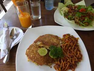 美味餐食搭配清新饮品