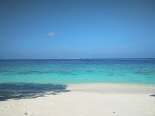 美丽海滩 蔚蓝海水与白沙