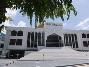 宏伟白色建筑前的开阔广场