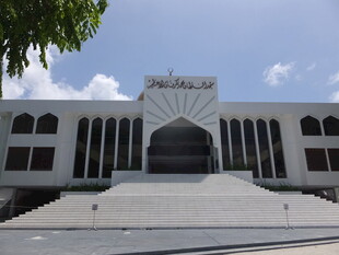 白色宏伟建筑外观