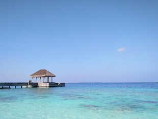 海上小屋 澄澈海景风光