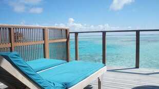 海边露台的舒适躺椅