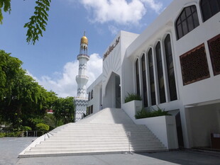 白色建筑旁的阶梯与金顶