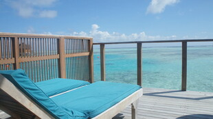 海景露台蓝色躺椅惬意时光