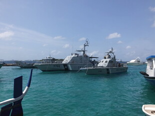 港口停泊的多艘军舰