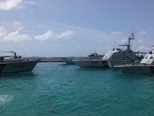 港口停泊的多艘军舰