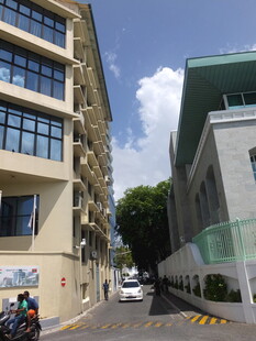 城市街道旁的现代建筑