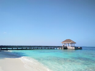 美丽海滨栈桥与海上小屋