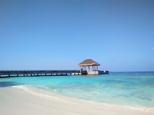 美丽海滨栈桥与清澈海水