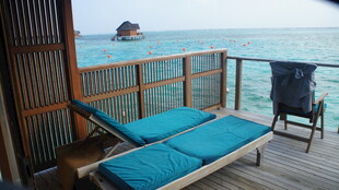 海边露台躺椅与海景