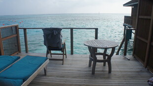 海边露台休闲桌椅与躺床