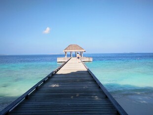 海边栈桥伸向碧海蓝天