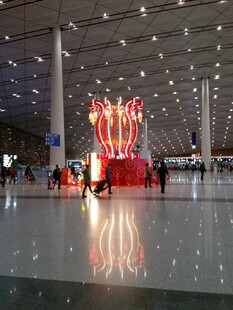 机场大厅内的红色艺术装置