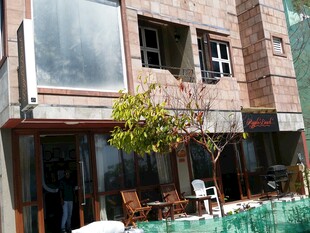 现代风格街边多层住宅