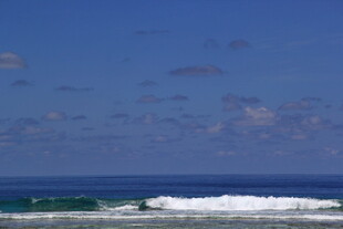 蔚蓝海岸海浪翻涌