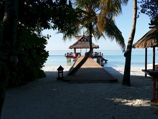 热带海岛栈桥美景