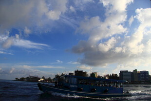 海上船只与蓝天白云美景