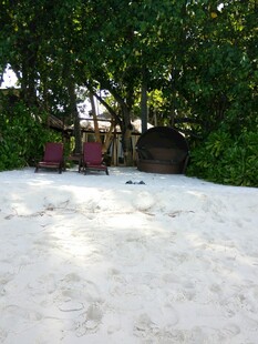 户外沙地区域与休闲座椅