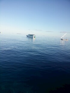 海上孤舟的静谧风光