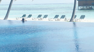 现代泳池中的悠闲景象