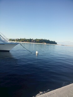 宁静湖边的白色船只