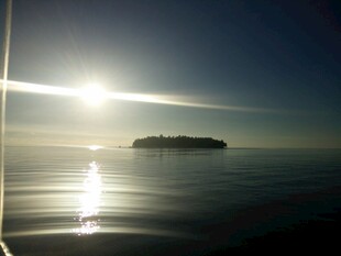 海上日出中的孤岛美景