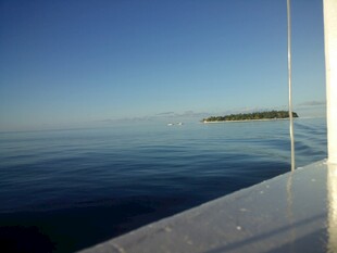 海上航行望远处小岛